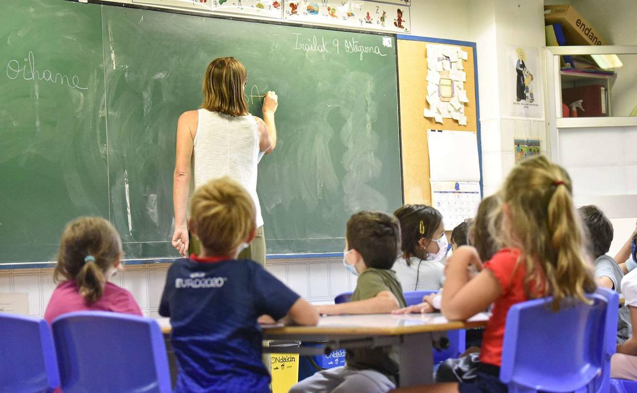 Kontseiluak eta Ikastolen Elkarteak gaitzetsi egin dute Katalunian murgiltzea kentzea