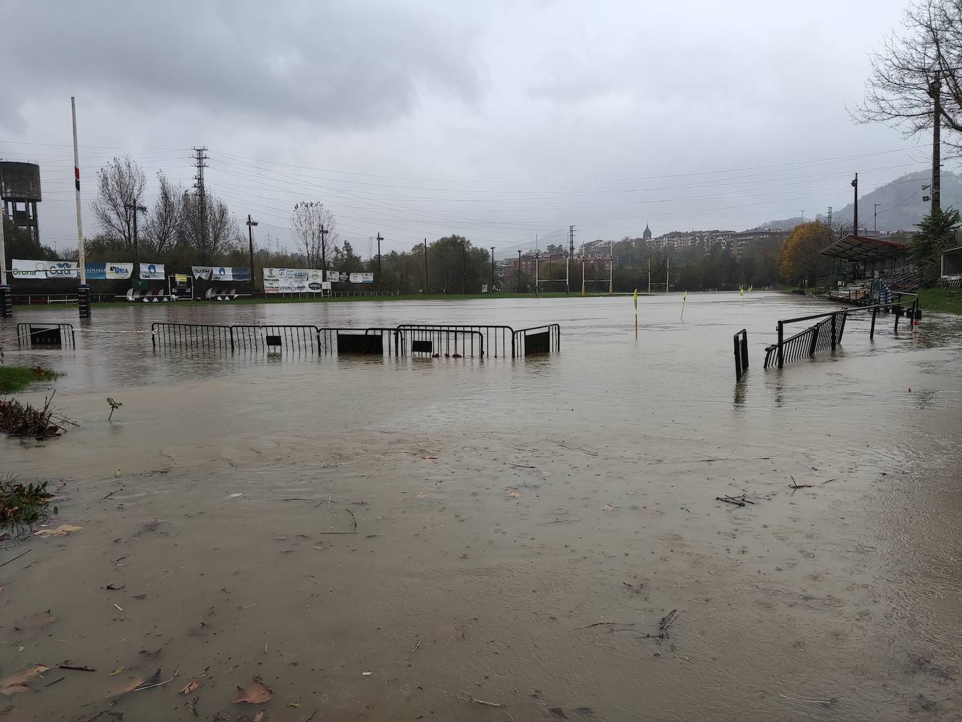 El campo de rugby de Landare ha vuelto a inundarse como en tantas ocasiones. 
