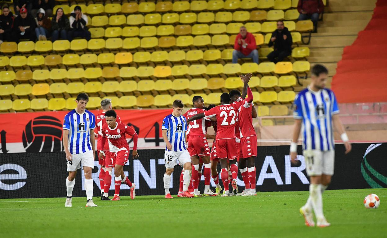 Los jugadores realistas se lamentan tras el primer gol del Mónaco. 