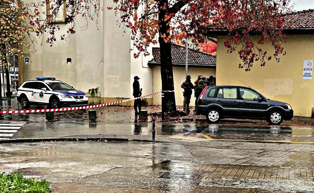 Dispositivo de la Ertzaintza en Irun para detener al hombre que amenazó con una pistola a dos policías.