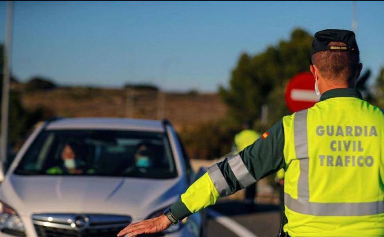 Un agente durante un control de Tráfico.