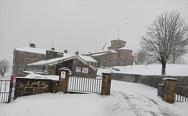 Imagen principal - Estampa de San Miguel de Aralar nevado, este jueves.