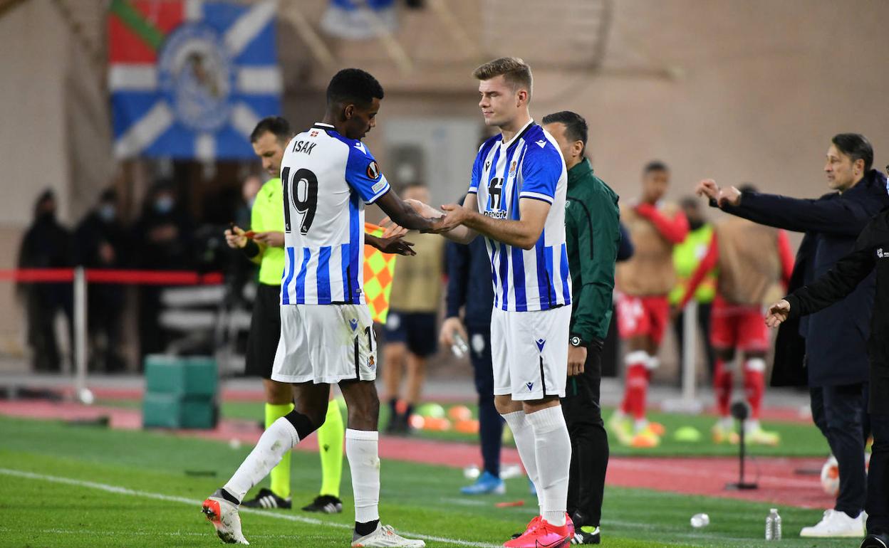 Isak deja su puesto a Sorloth ante el Mónaco. 