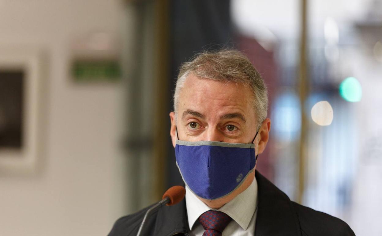 Iñigo Urkullu, esta mañana, ante los medios, minutos antes del pleno