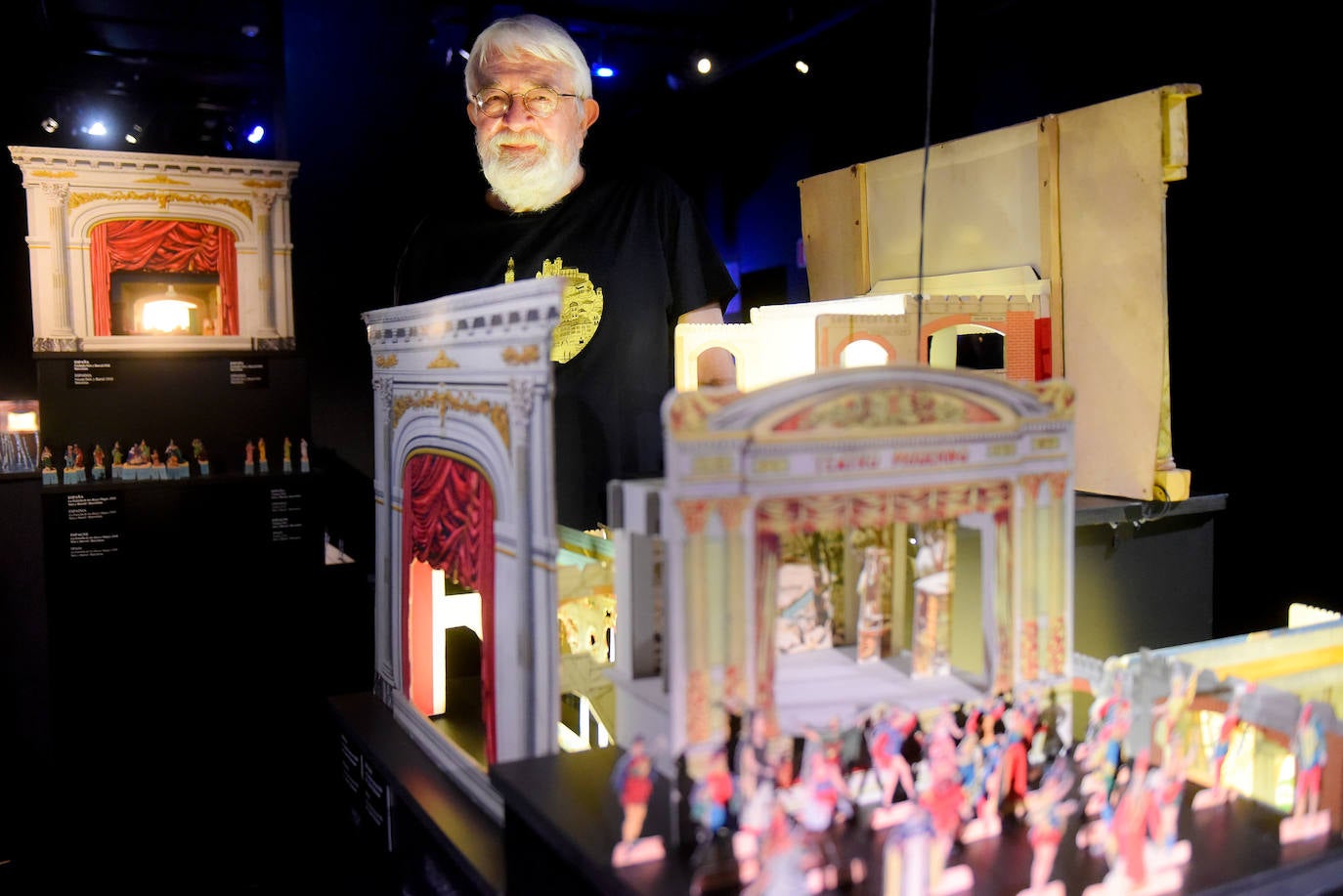 Fotos: Creadores de teatro en papel y carátulas con títeres