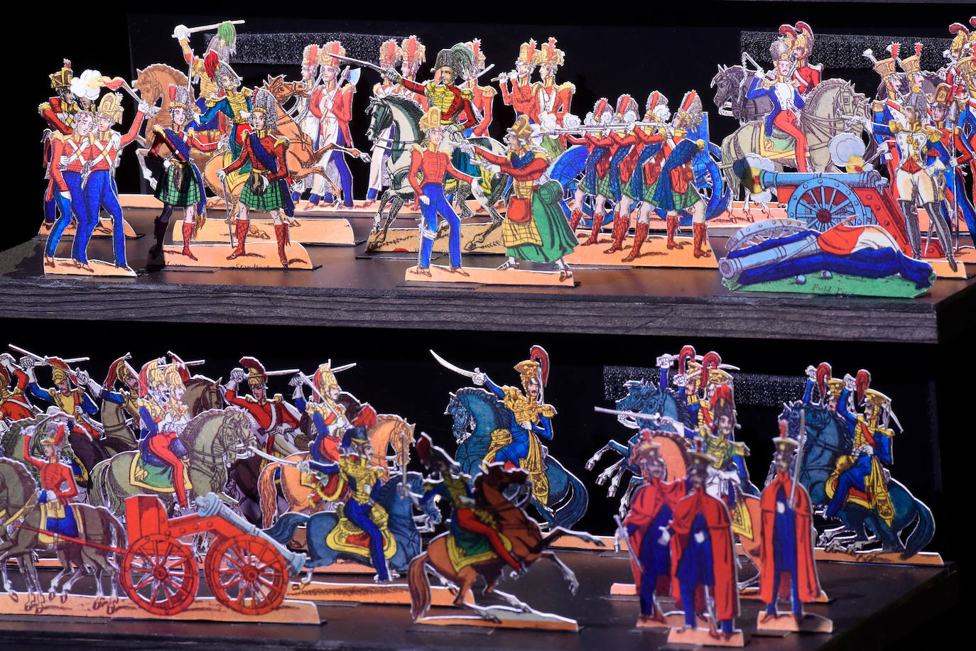 Fotos: Creadores de teatro en papel y carátulas con títeres