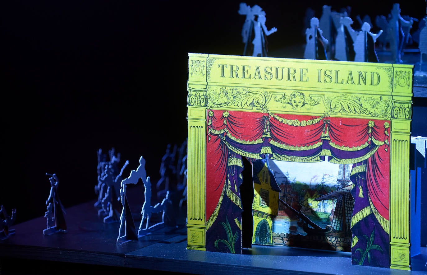 Fotos: Creadores de teatro en papel y carátulas con títeres