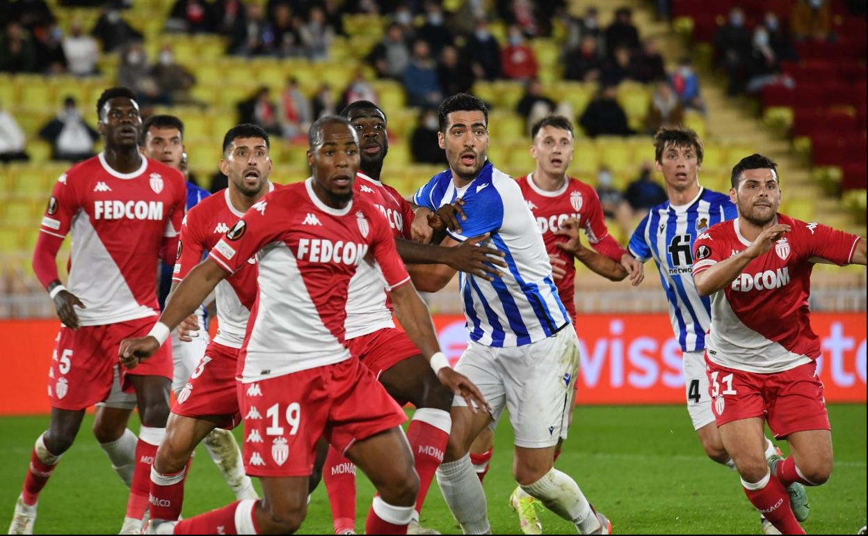 Mikel Merino, en una acción del partido del jueves en Mónaco, en el que acabó lesionado. p