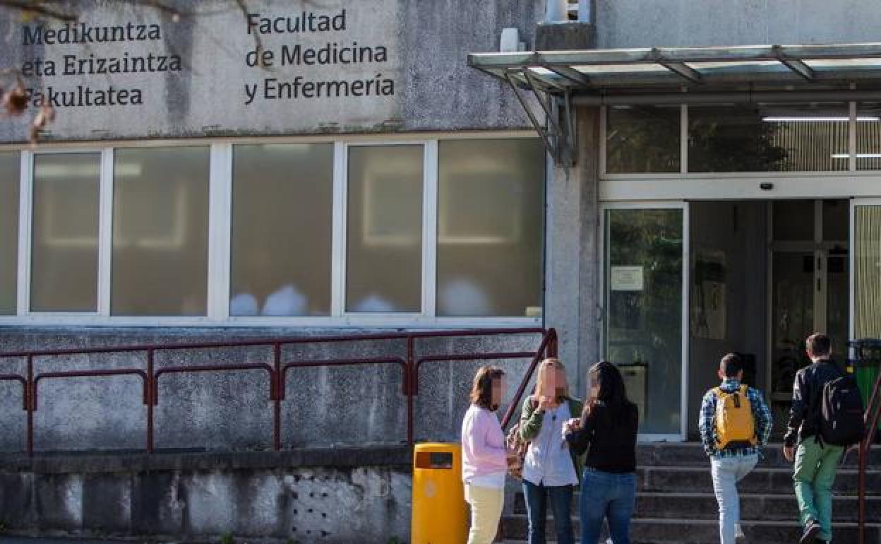 Estudiantes charlan a las puertas de la facultad de Enfermería.