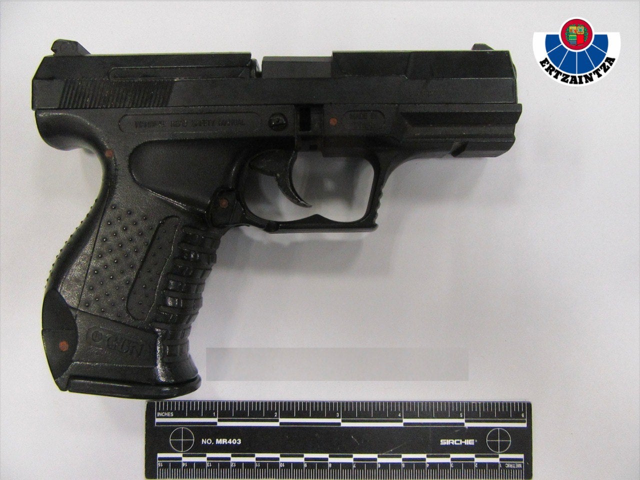 Pistola simulada utilizada por los ladrones en Irun.