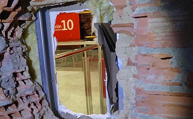 Butrón por el que los ladrones intentaron entrar a robar a la sucursal del banco Santander en Irun.