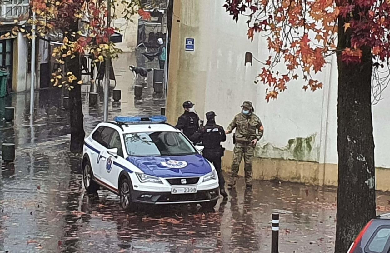 Agentes de la Ertzaintza de Irun tras la detención de un hombre armado esta semana en Zubia. 