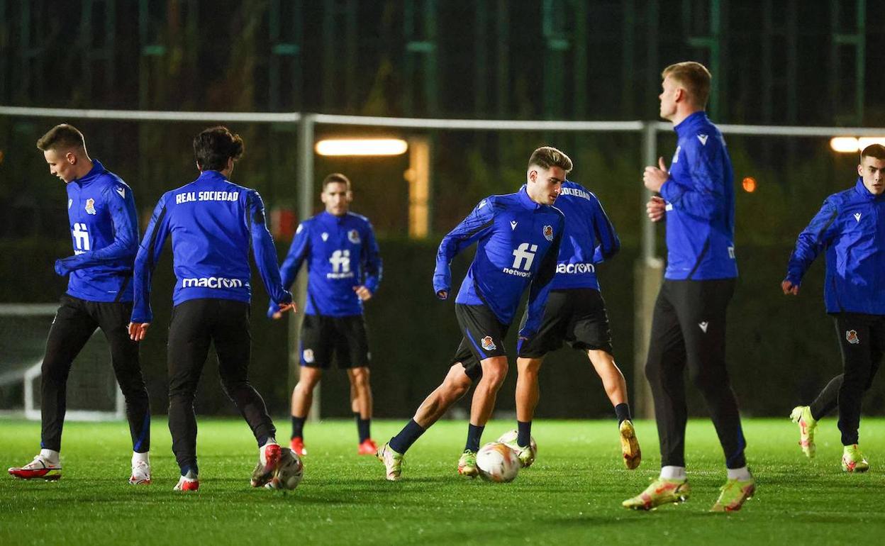Los jugadores de la Real, durante el entrenamiento de este sábado en Barcelona. 