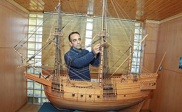 Una maqueta del galeón que se podrá ver en la muestra, con su autor.