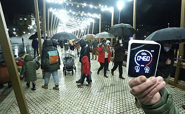 El puente de María Cristina, lleno de gente tras el encendido de las luces navideñas. 