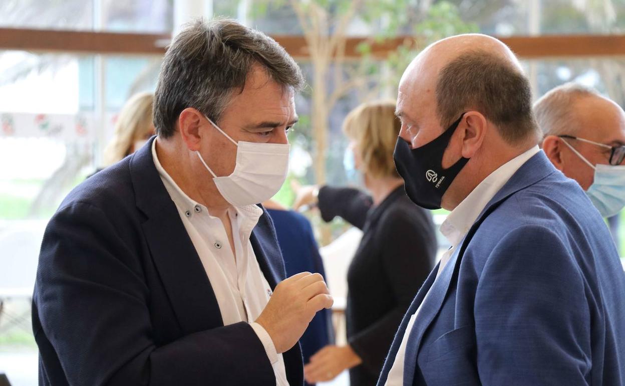 El portavoz jeltzale en el Congreso, Aitor Esteban, y el presidente del EBB, Andoni Ortuzar, el pasado mes de julio en un acto en San Sebastián. 