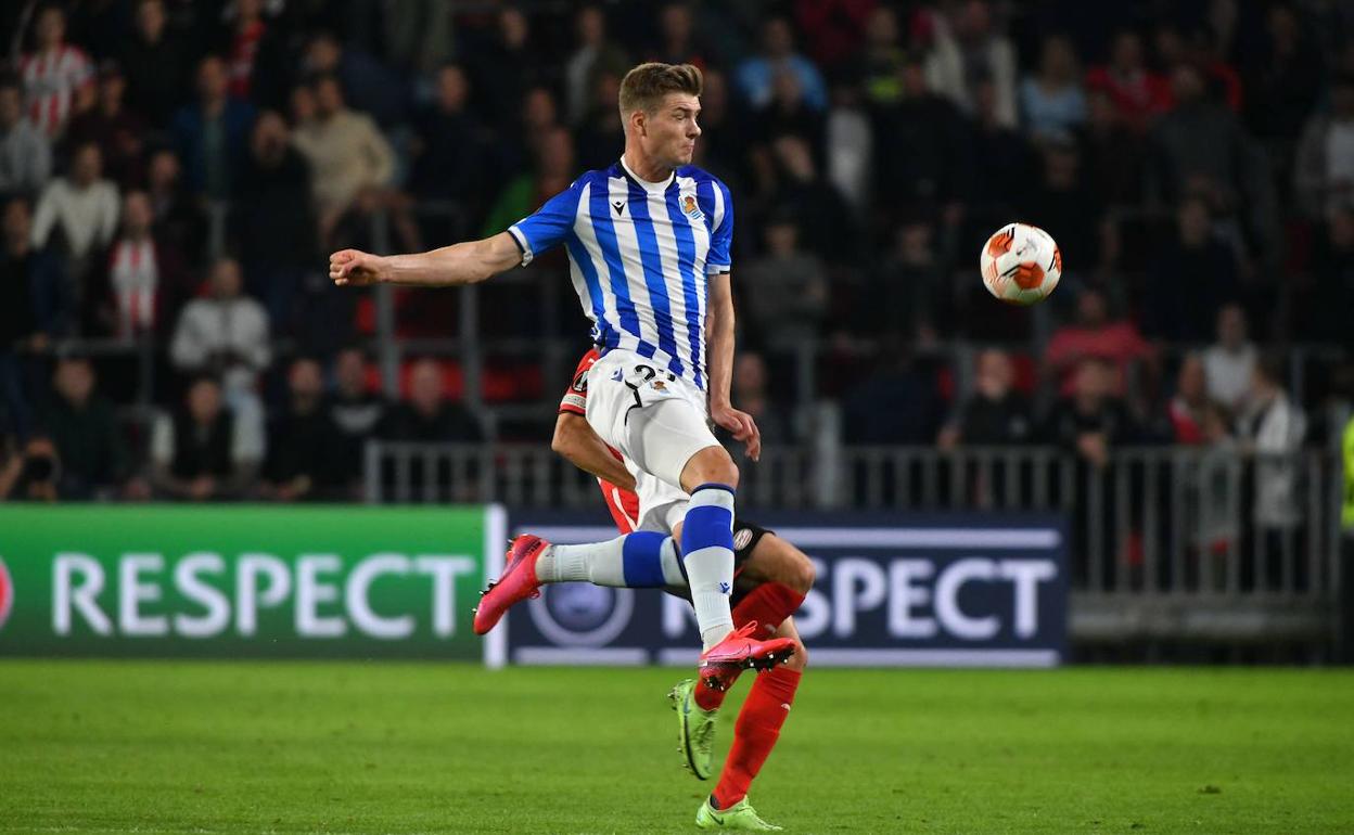Sorloth intenta controlar el balón en el partido ante el PSV.