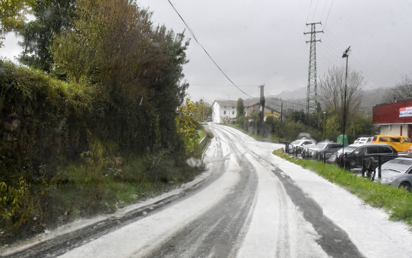 Las vías principales y un buen número de localidades del territorio han registrado fuertes lluvias
