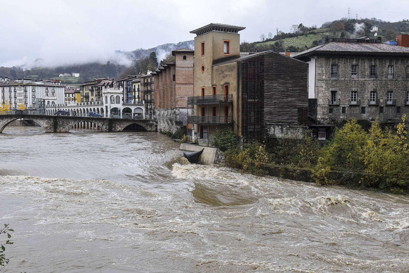 Las vías principales y un buen número de localidades del territorio han registrado fuertes lluvias