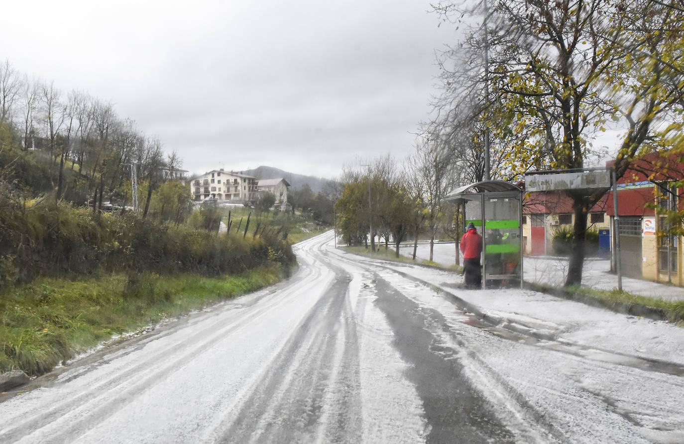 Las vías principales y un buen número de localidades del territorio han registrado fuertes lluvias
