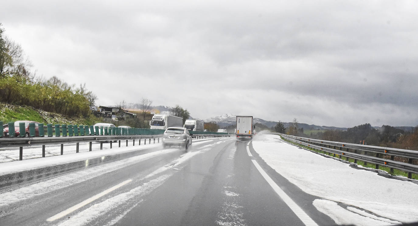 Las vías principales y un buen número de localidades del territorio han registrado fuertes lluvias