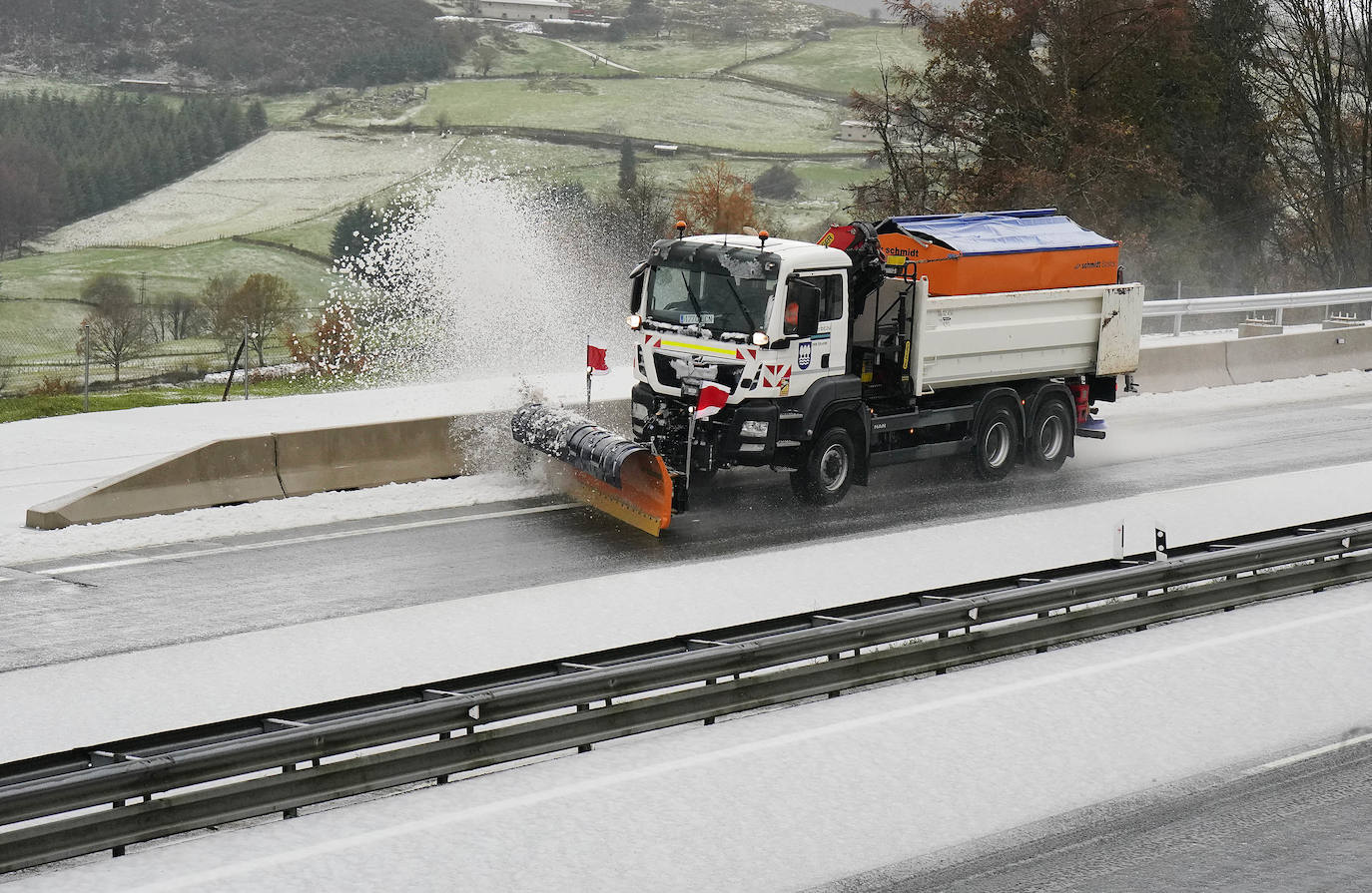 Las vías principales y un buen número de localidades del territorio han registrado fuertes lluvias