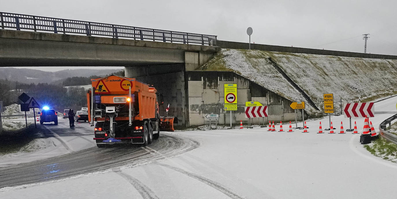 Las vías principales y un buen número de localidades del territorio han registrado fuertes lluvias