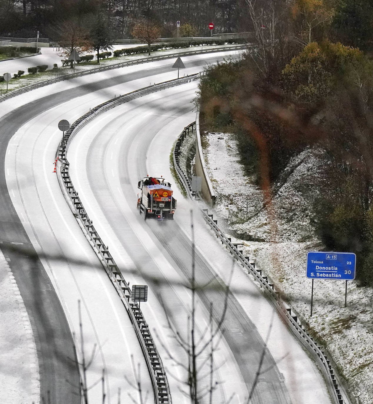 Las vías principales y un buen número de localidades del territorio han registrado fuertes lluvias