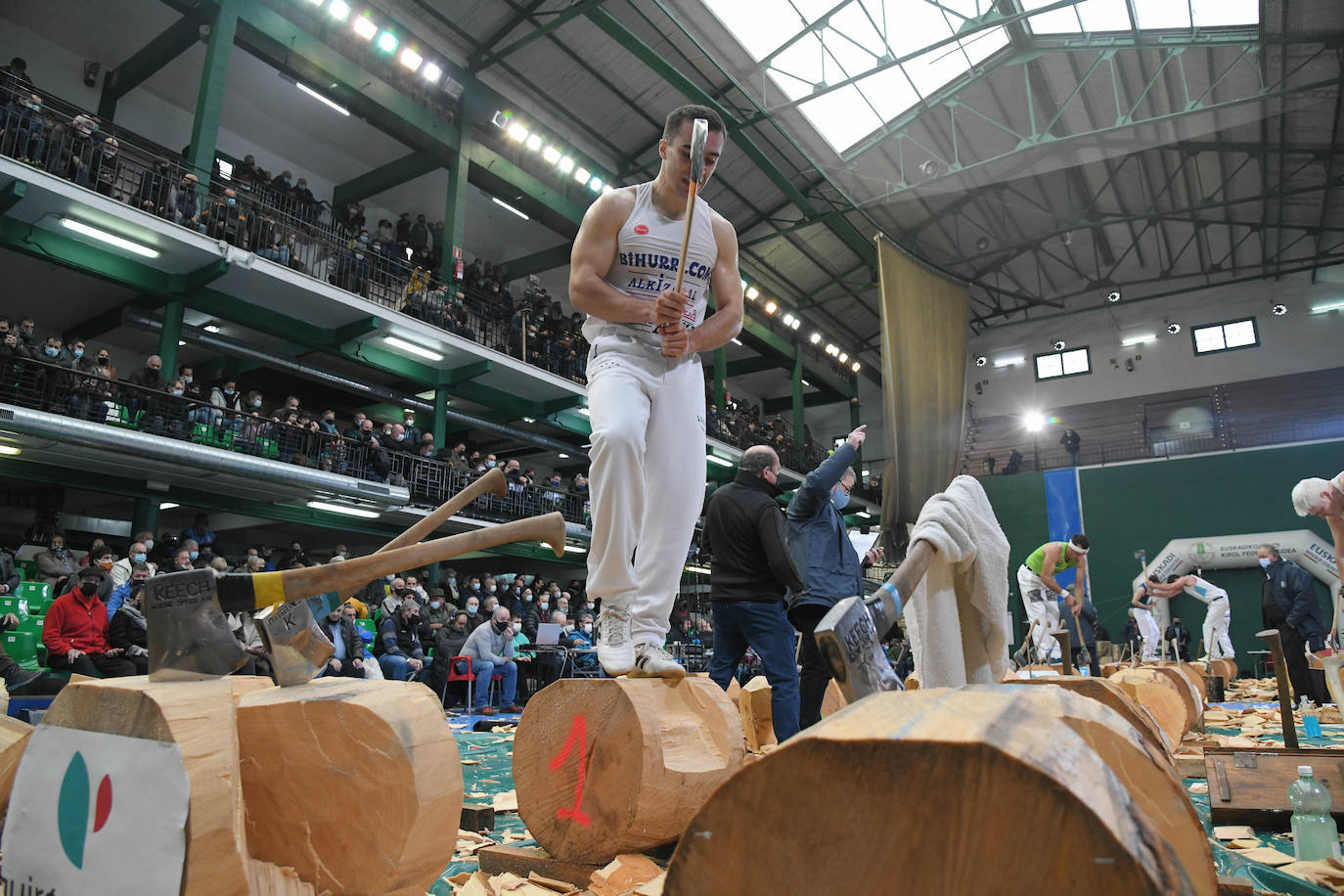 Fotos: Hodei Ezpeleta &#039;Bihurri&#039;, campeón de Euskadi de aizkolaris