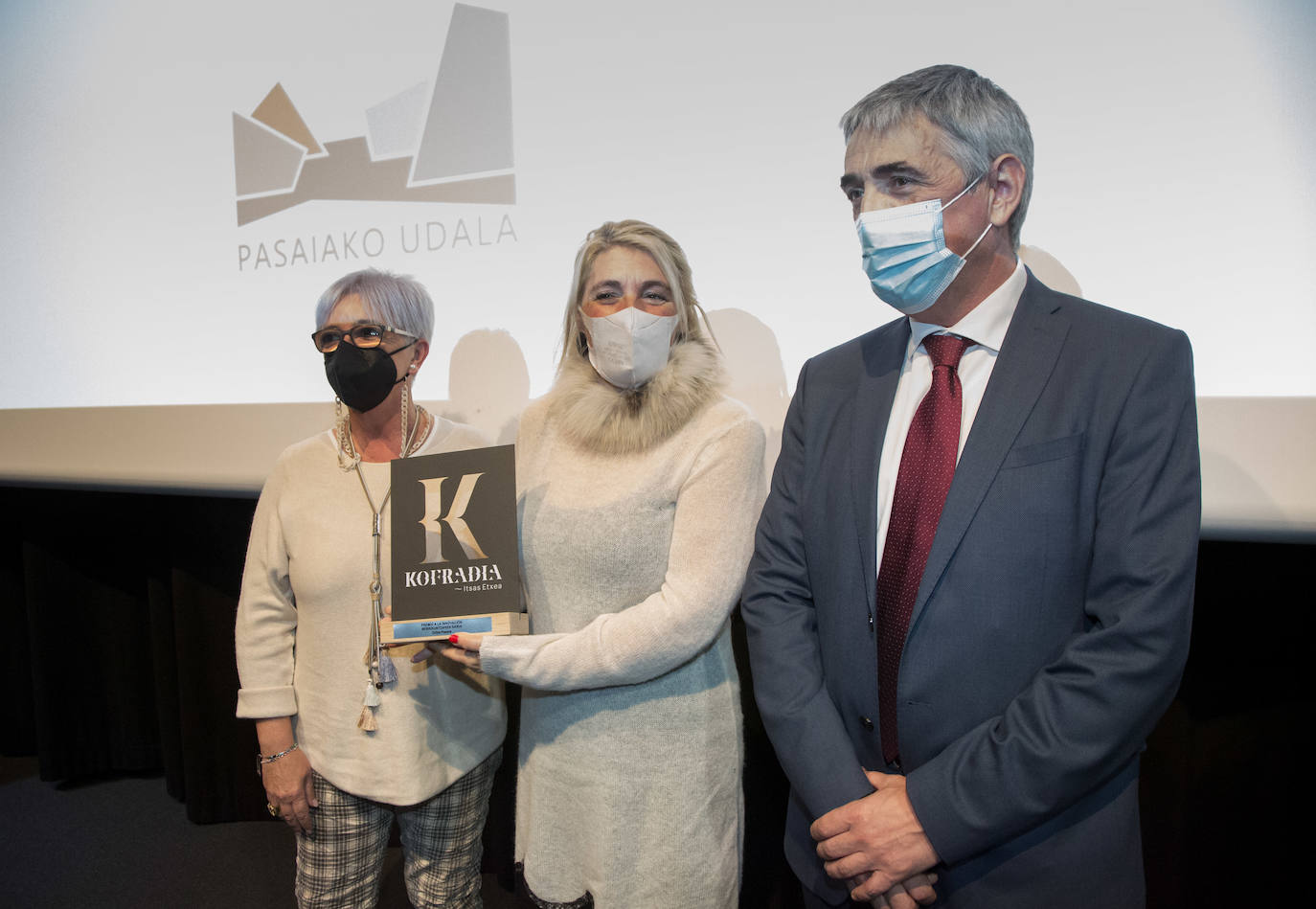 Premio a la Innovación a Ortze Pasaia. Ana Manzano, directora del CIFP Blas de Lezo LHII, recogió de manos de la alcaldesa de Pasaia, Izaskun Gómez, el premio para el buque escuela. El galardón fue presentado por Peio Pagola, director general del grupo Ingeteam. 