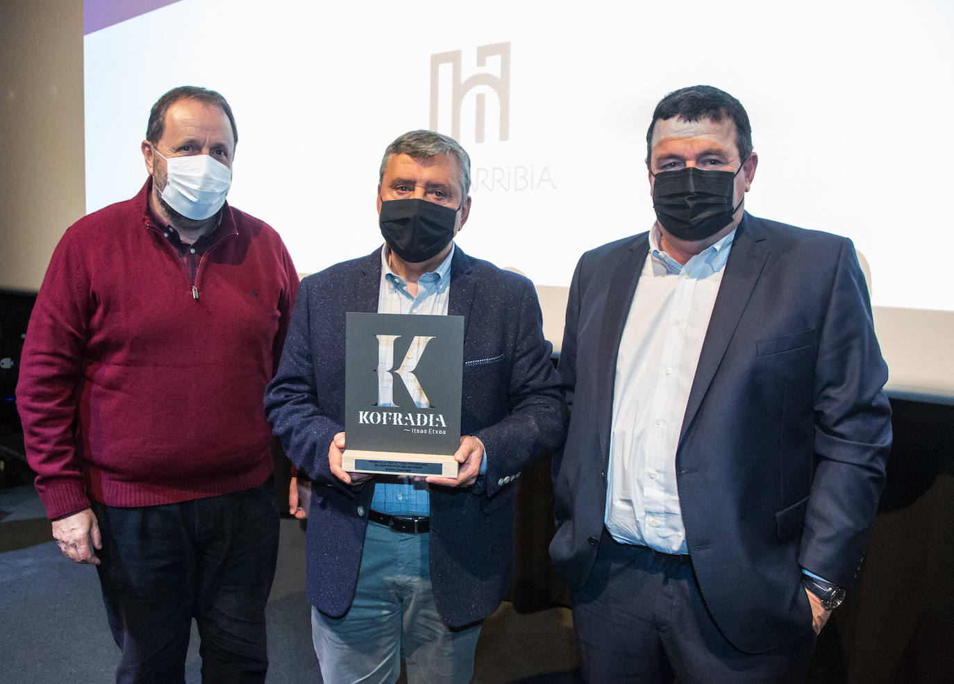 Premio a la Trayectoria Profesional a Andrés Olaskoaga. El secretario de la Cofradía de Pescadores Done Pedro de Hondarribia recibió el premio de manos del alcalde de esa misma localidad, Txomin Sagarzazu. Norberto Emazabel, presidente de la kofradia, argumentó el reconocimiento. 