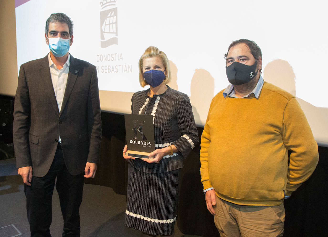 Premio a la Valoración del Pescado de Bajura para Edurne Guridi. Fue Eneko Goia, alcalde de Donostia-San Sebastián, quien entregó este galardón a Edurne Guridi, fundadora de Pescados Getaria. Moisés Egaña, vicepresidente de la Cofradía Elkano de Getaria, introdujo el premio.