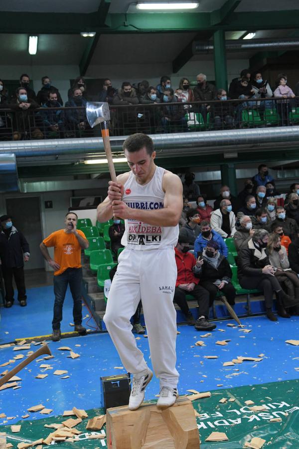 Fotos: Hodei Ezpeleta &#039;Bihurri&#039;, campeón de Euskadi de aizkolaris