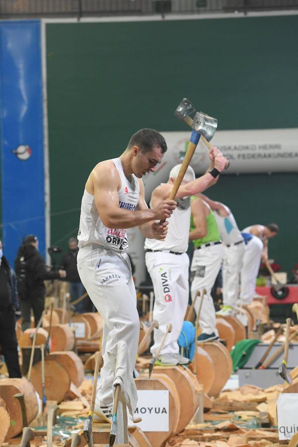 Fotos: Hodei Ezpeleta &#039;Bihurri&#039;, campeón de Euskadi de aizkolaris