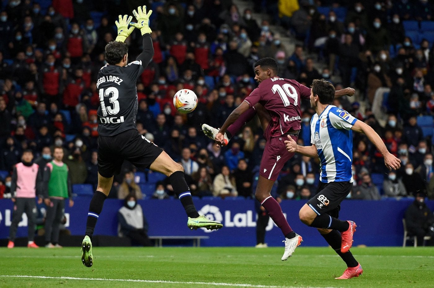 Golazo anulado. Isak supera de vaselina a Diego López ante Cabrera después de que Mateu Lahoz validara la jugada antes de echarse atrás. 