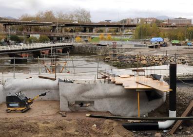 Imagen secundaria 1 - El montaje de la estructura que soportará el nuevo puente de Astiñene comienza mañana