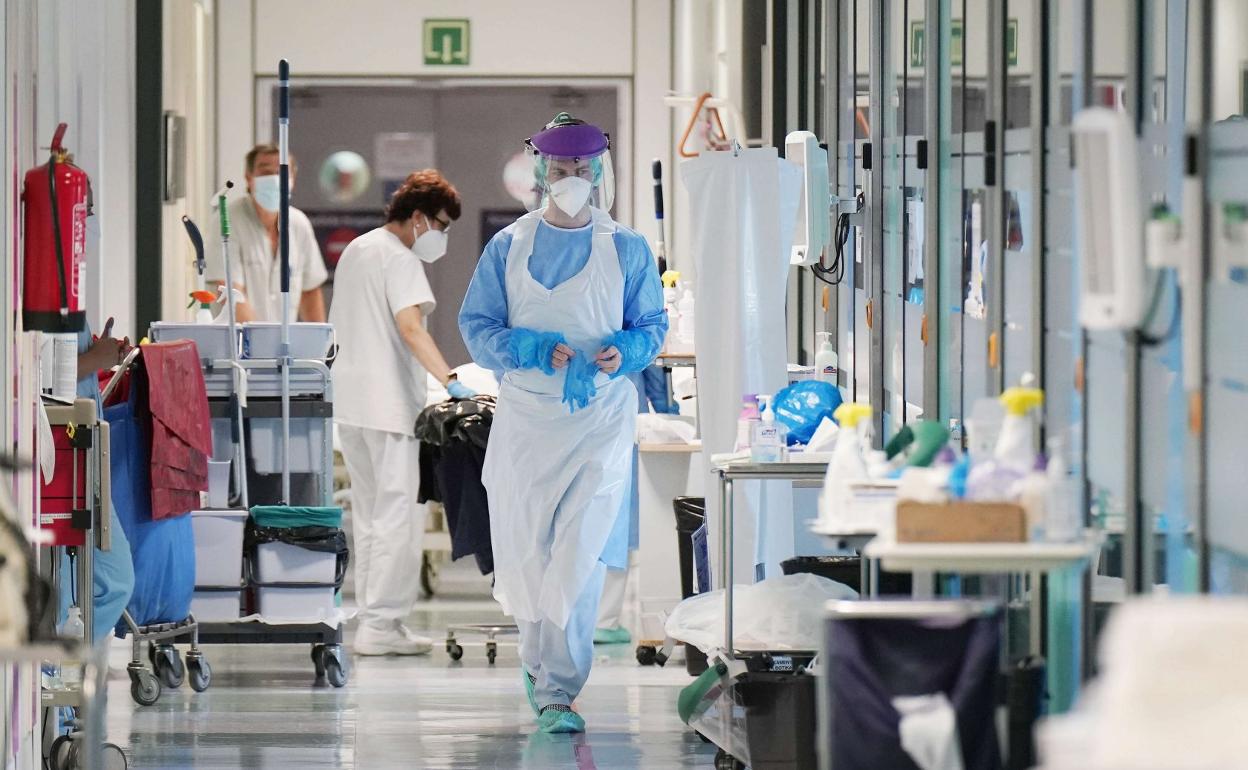 Personal del Hospital Donostia, donde ya se ha recibido el aviso de que se suspenden operaciones no urgentes. 