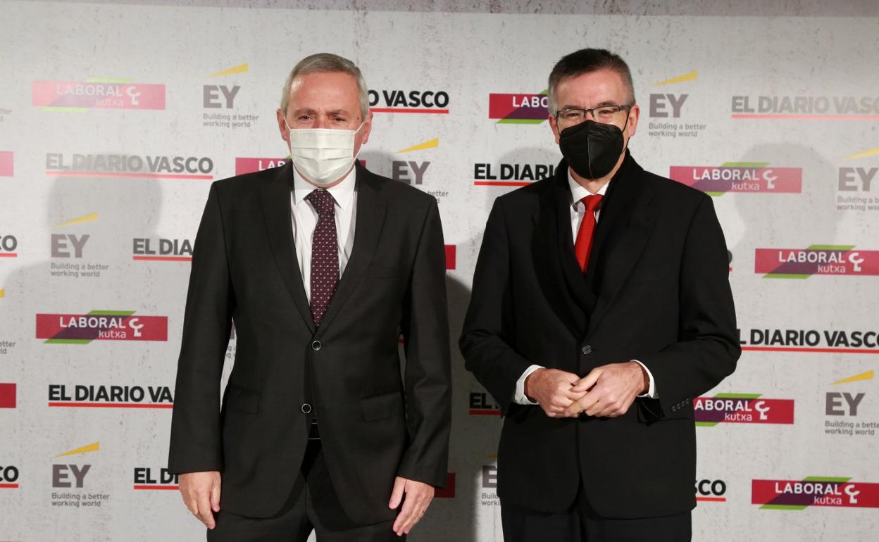 Iñigo Ucín, presidente de Mondragon Corporación, junto al presidente de Eroski, Agustín Markaide. 