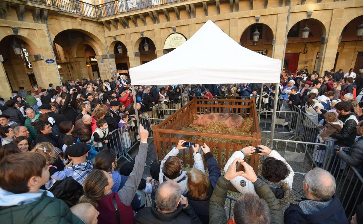 Muchos curiosos ven a 'Ximona' en el último Santo Tomás. 