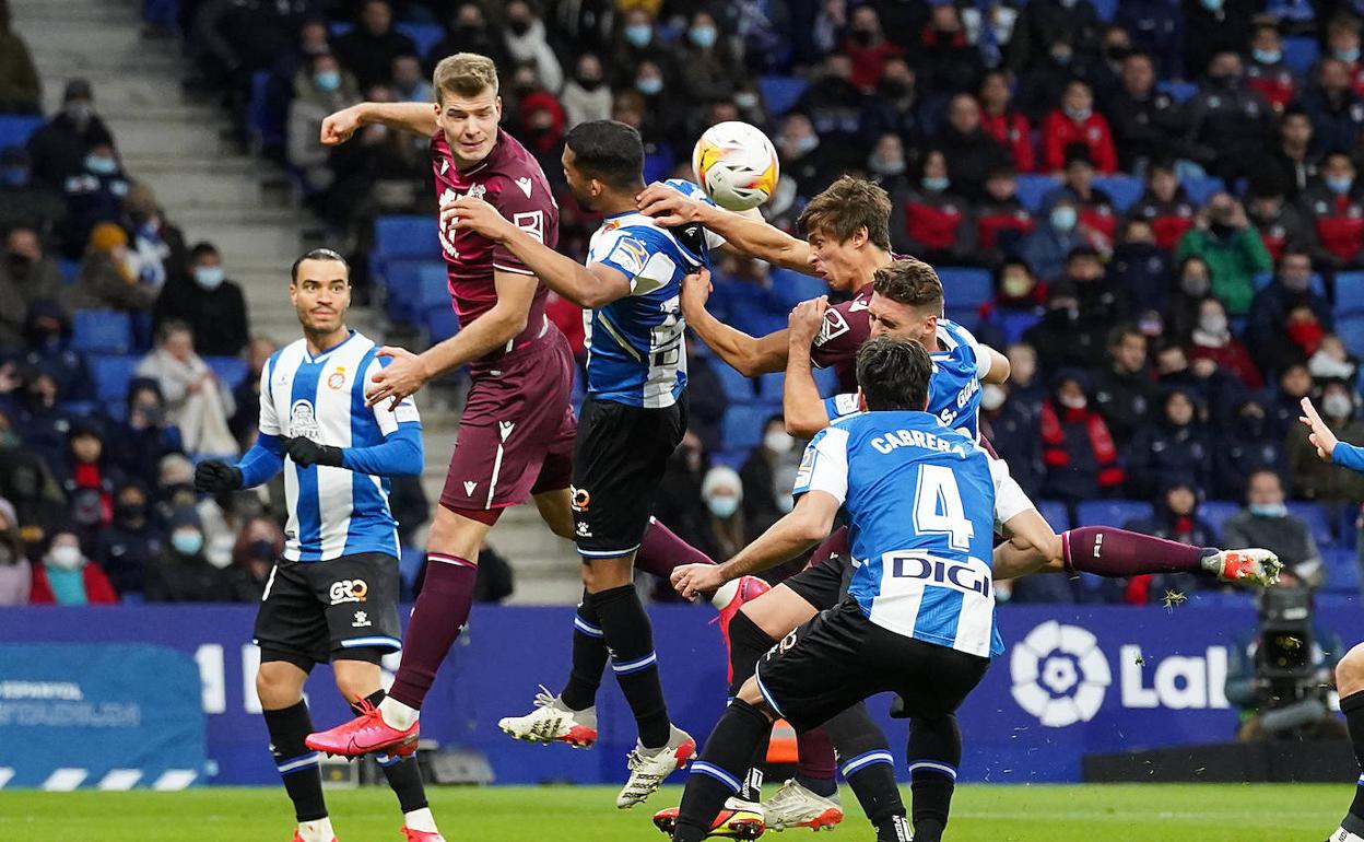 Alexander Sorloth y Robin Le Normand buscan el remate en un balón aéreo, ayer en el RCDE Stadium.