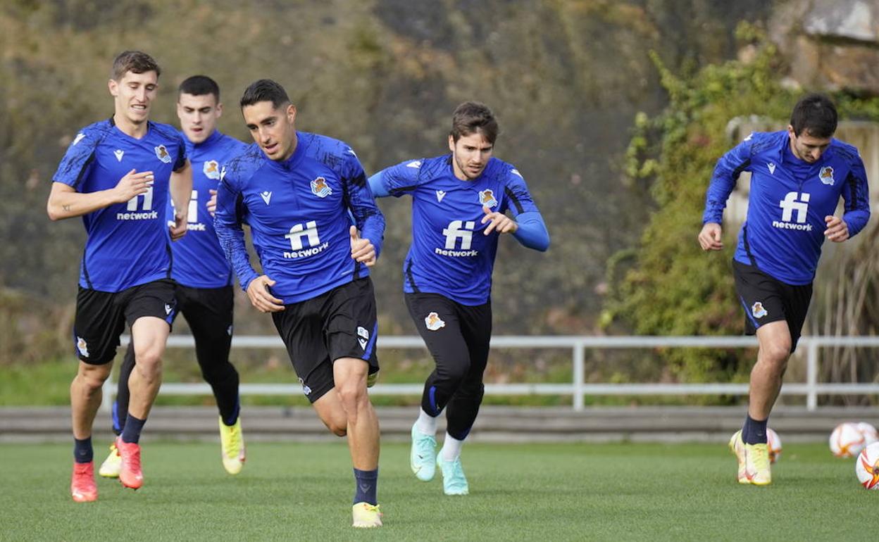 Roberto López, por delante de Aihen, Barrenetxea, Portu y Oyarzabal, esta mañana en Zubieta.
