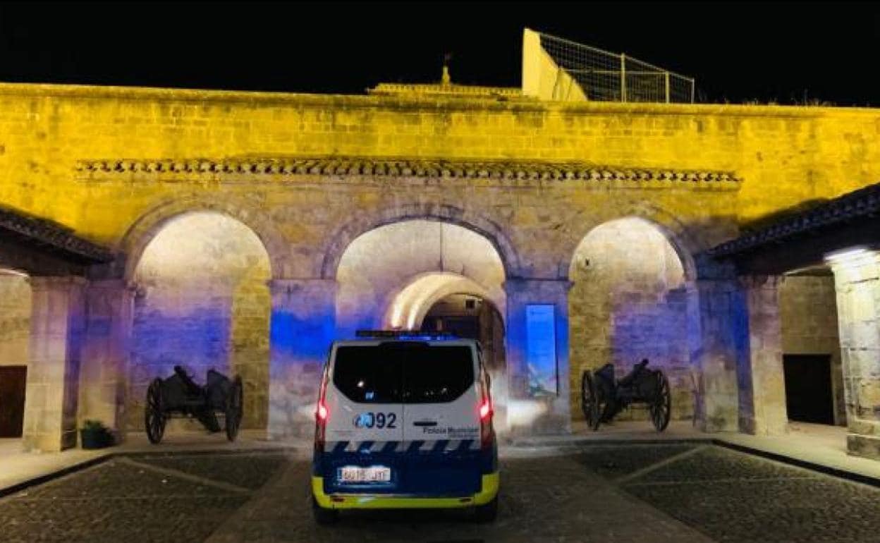 Se queda dormido en el baño de un bar en Pamplona y llama a la policía para  que lo rescaten | El Diario Vasco