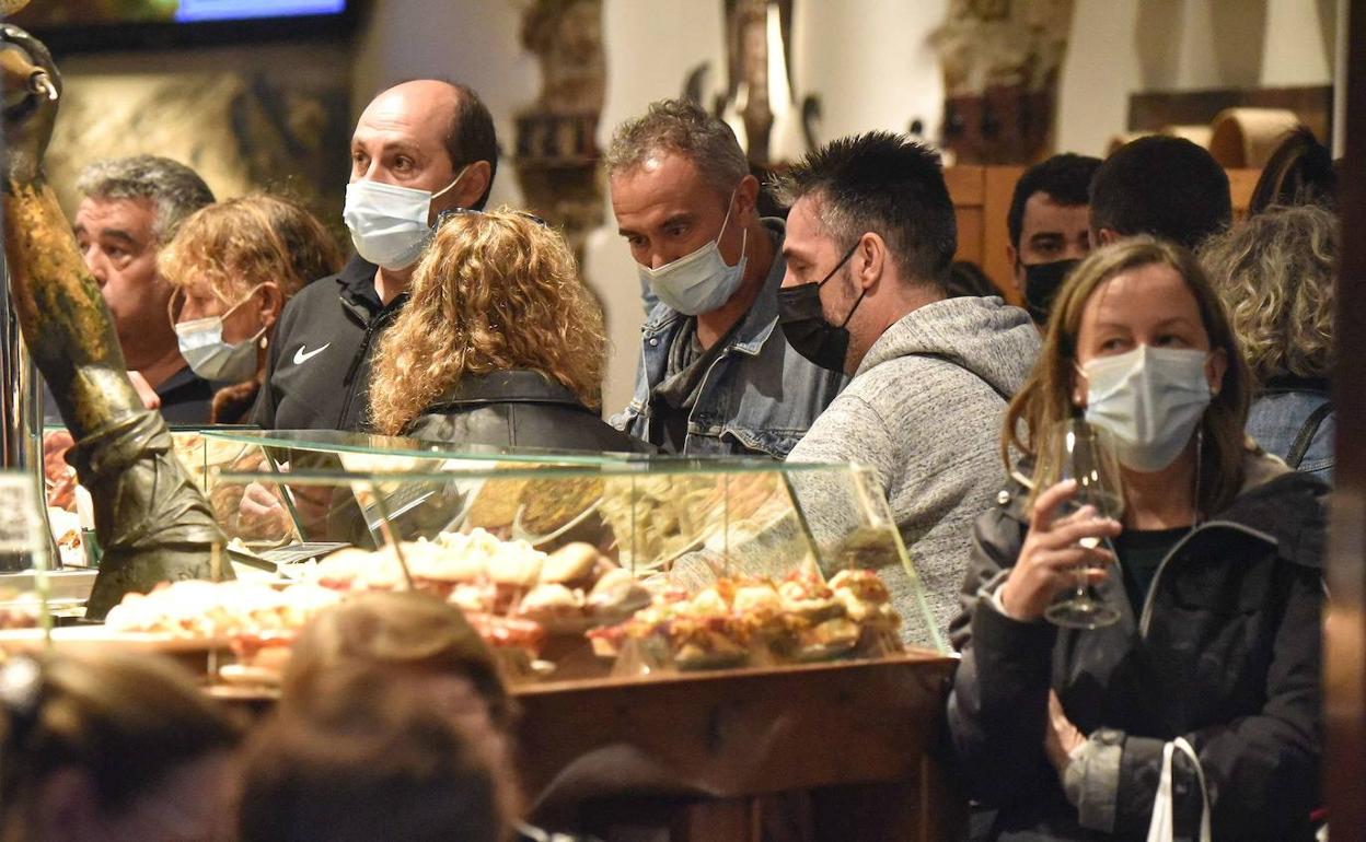 Un concurrido bar en Donostia.