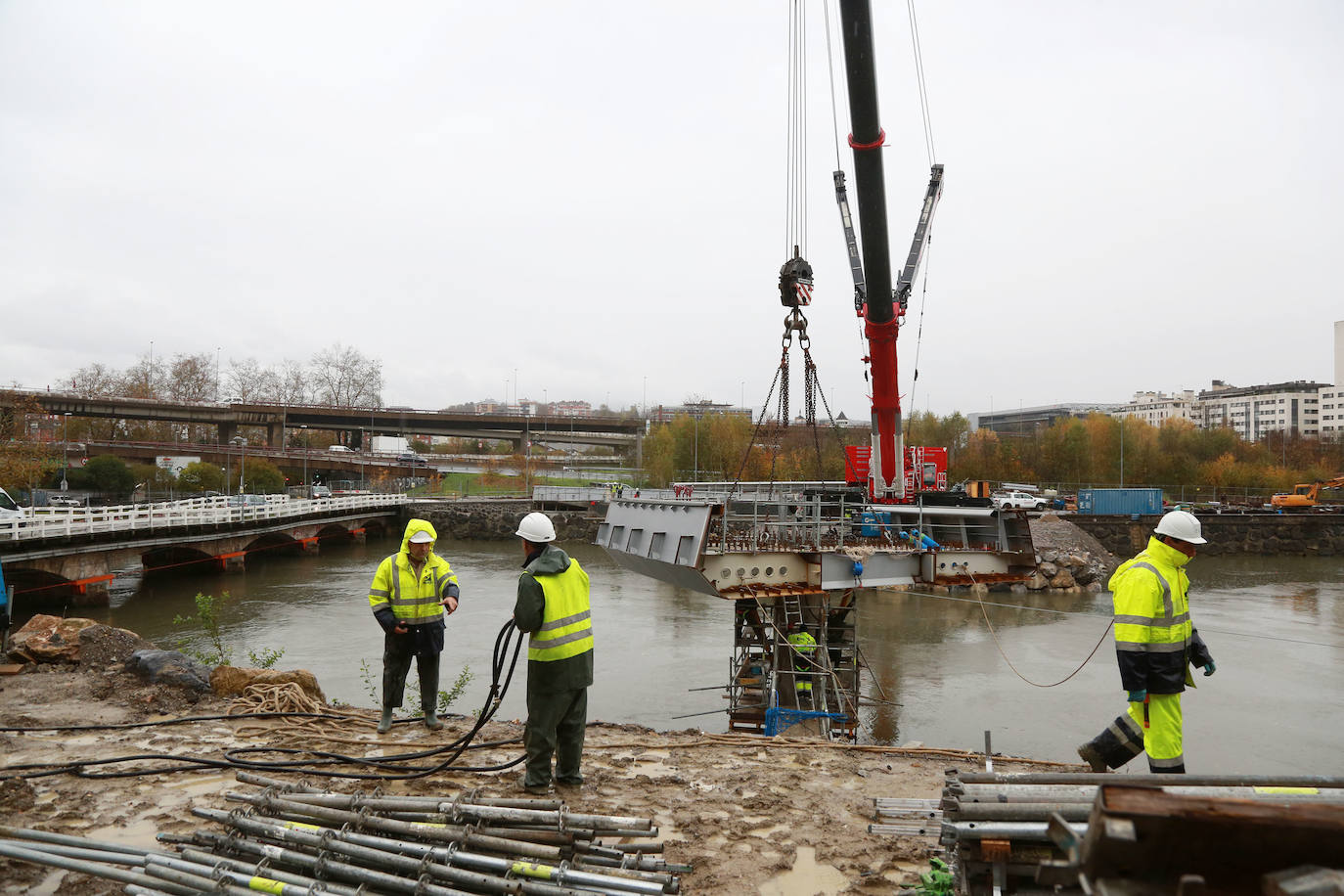 Proceso de colocación de la primera de las piezas del futuro puente entre Loiola y Egia. 