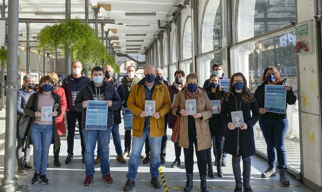 Miembros del Consejo Asesor del Euskera y agentes colaboradores durante la presentación del programa del Día Internacional del Euskera. 