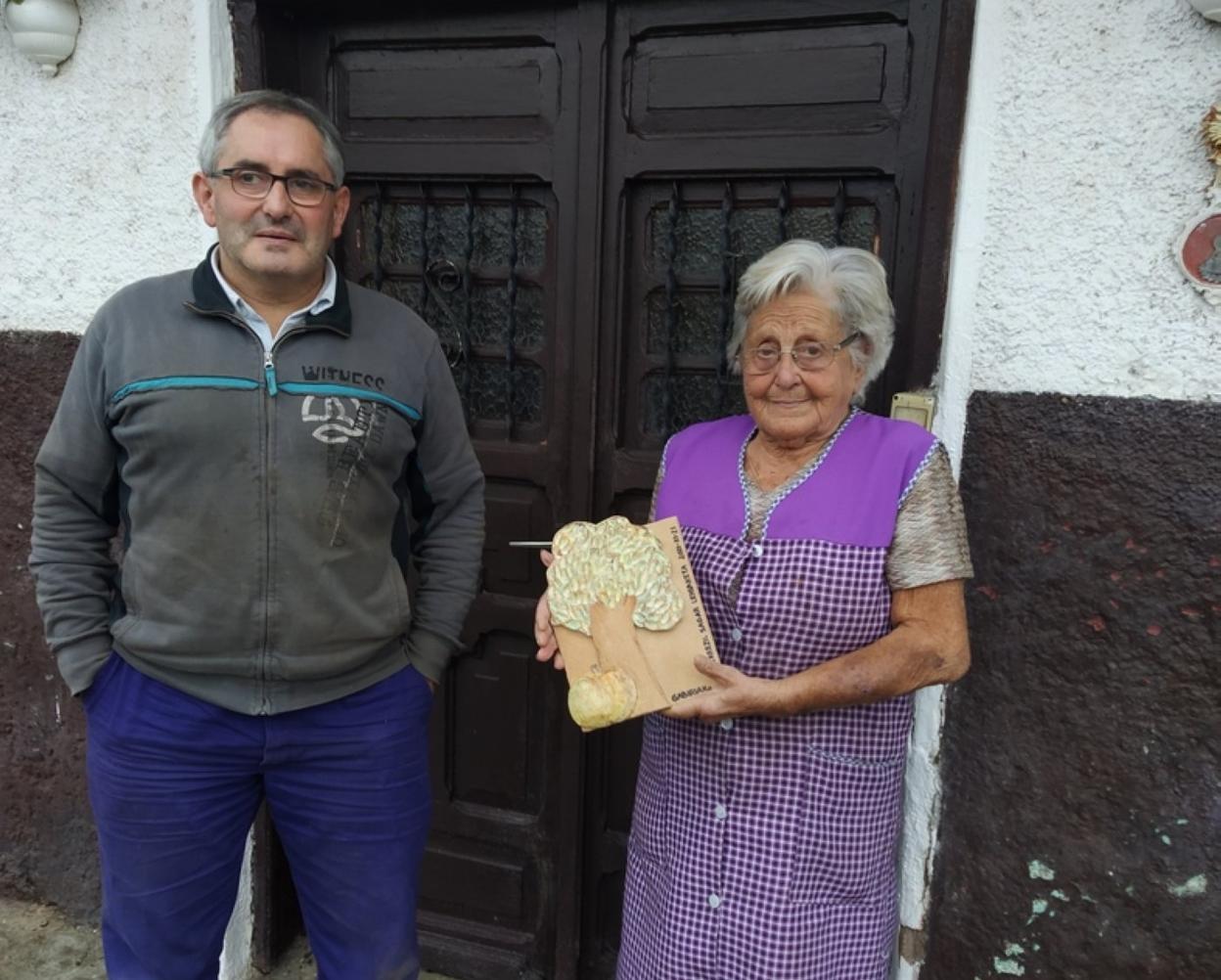 Miren Agirrezabala eta bere seme Jose Antonio Elosegi. 