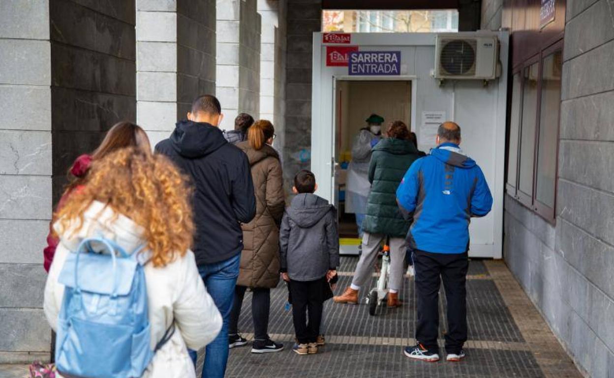 Cola para someterse a una prueba diagnóstica en el exterior del centro de salud de Ondarreta.