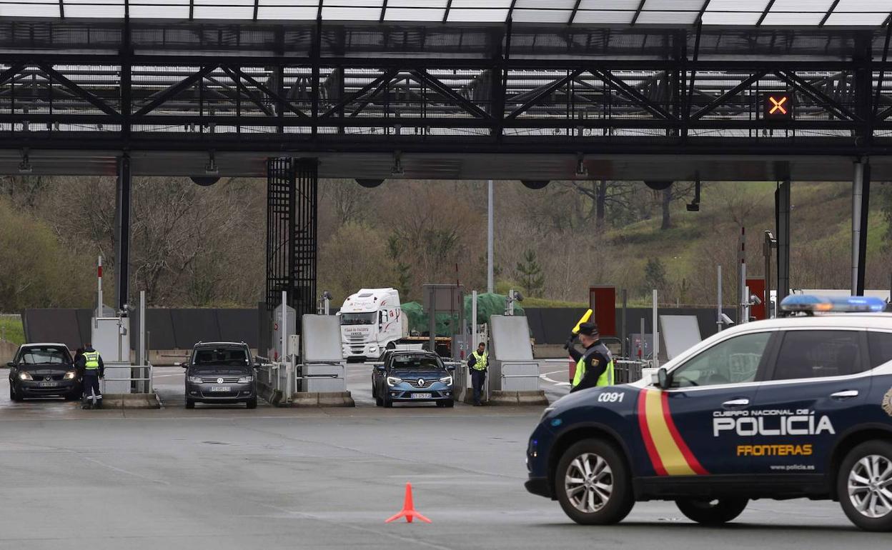 Control de la Policía Nacional en la muga