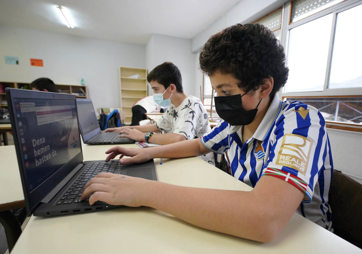 Fotos: Los alumnos de Jakintza Ikastola hacen de periodistas