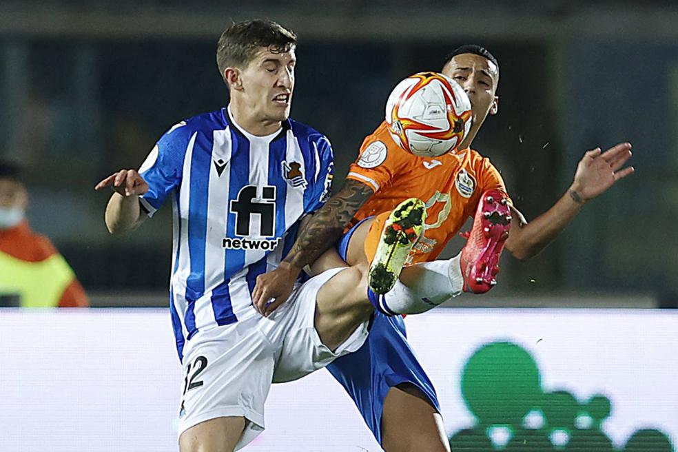 Aihen, en una disputa con un contrincante, anotó su primer gol oficial con la camiseta txuri-urdin. 